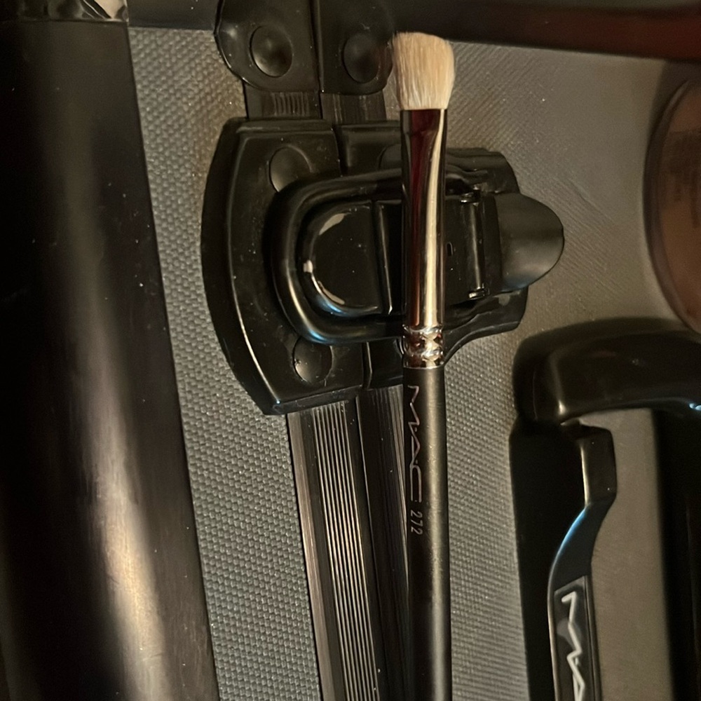 DISCONTINUED MAC brush in 272.